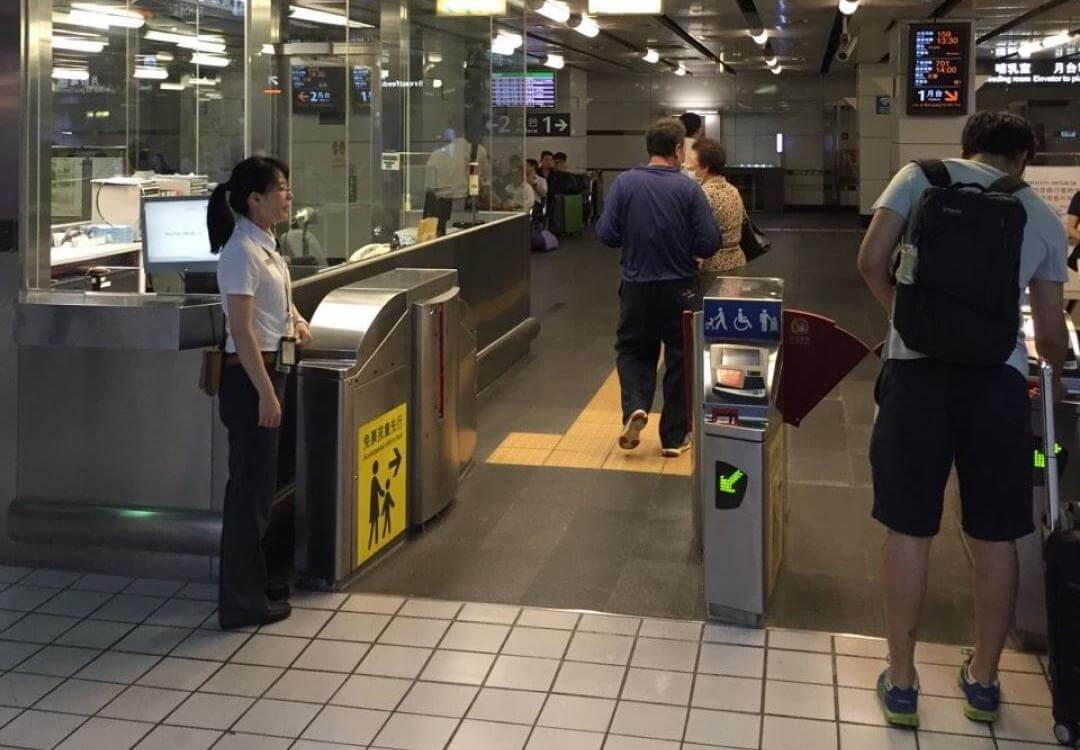 乗車券を係員のいる改札口で提示して台湾新幹線に乗る