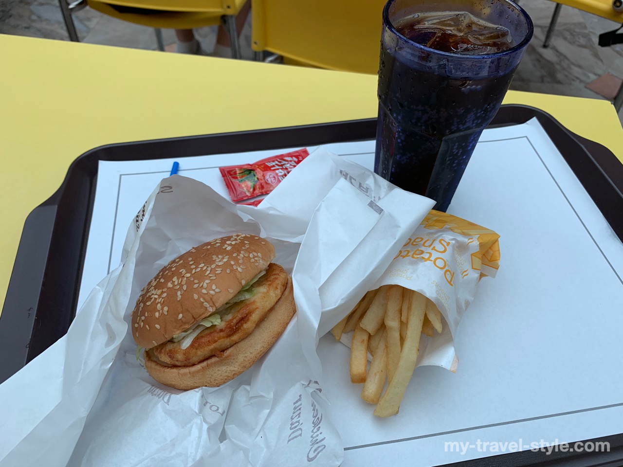 レストランなどの食事