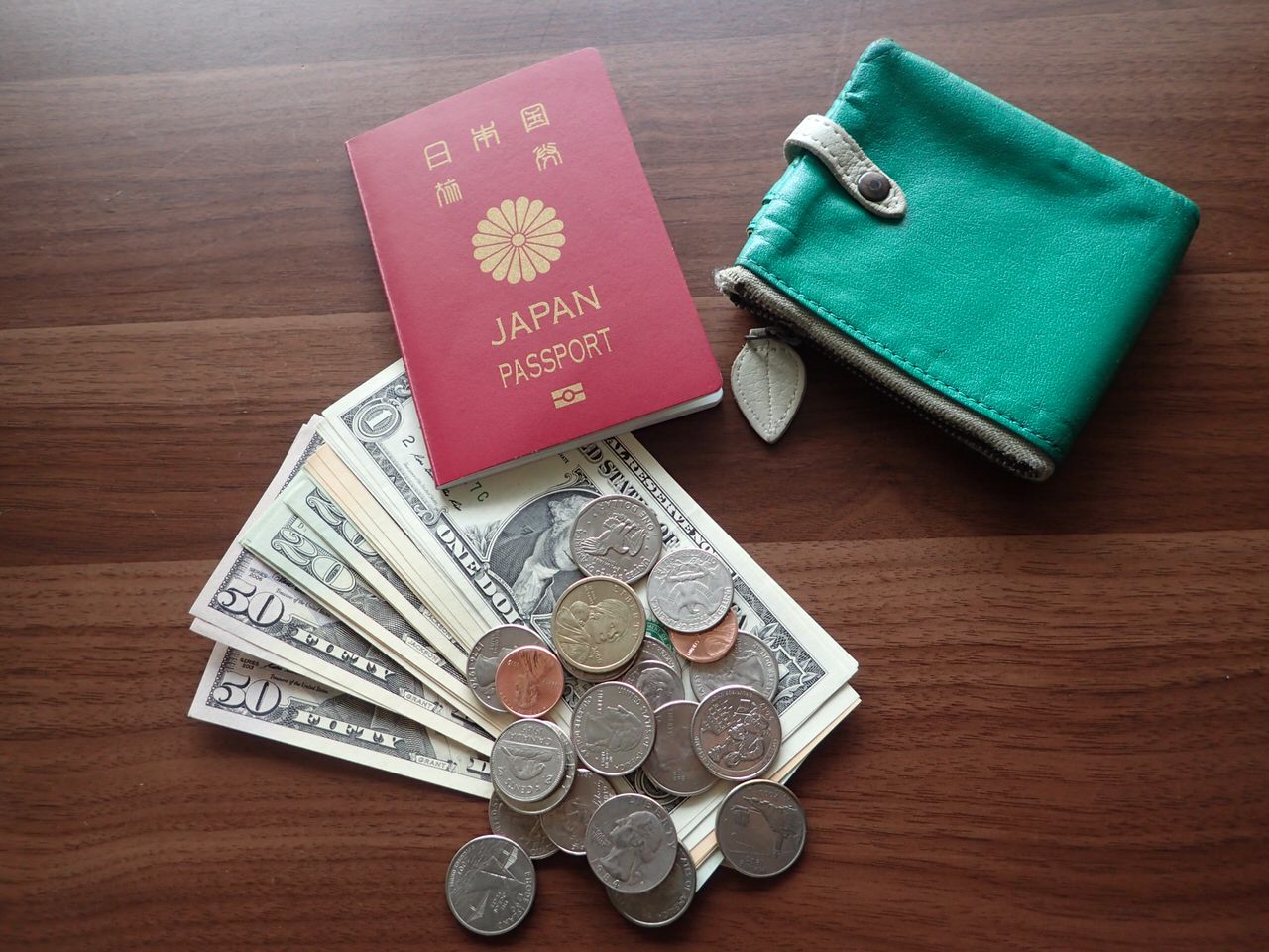 パスポートとお金と財布